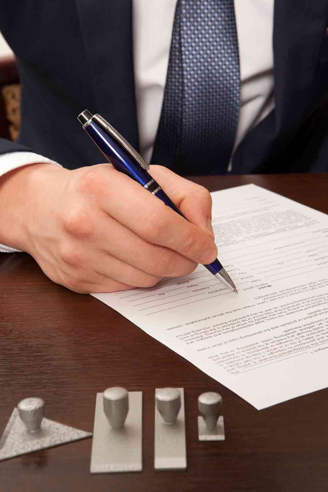 Notary in Holborn and King’s Cross London signing documents